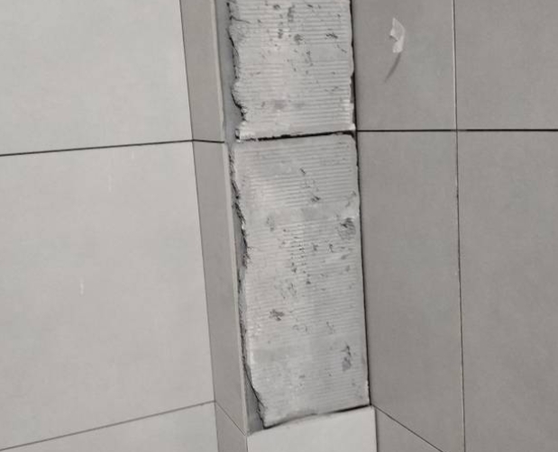 中站瓷砖空鼓维修公司分享下瓷砖施工前基层浇水润湿程度不足，可能导致以下问题
