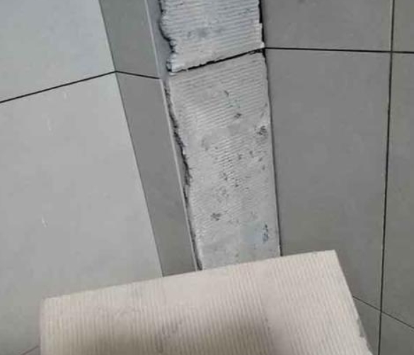 中站瓷砖空鼓维修公司分享下厨房瓷砖脱落的补救措施。